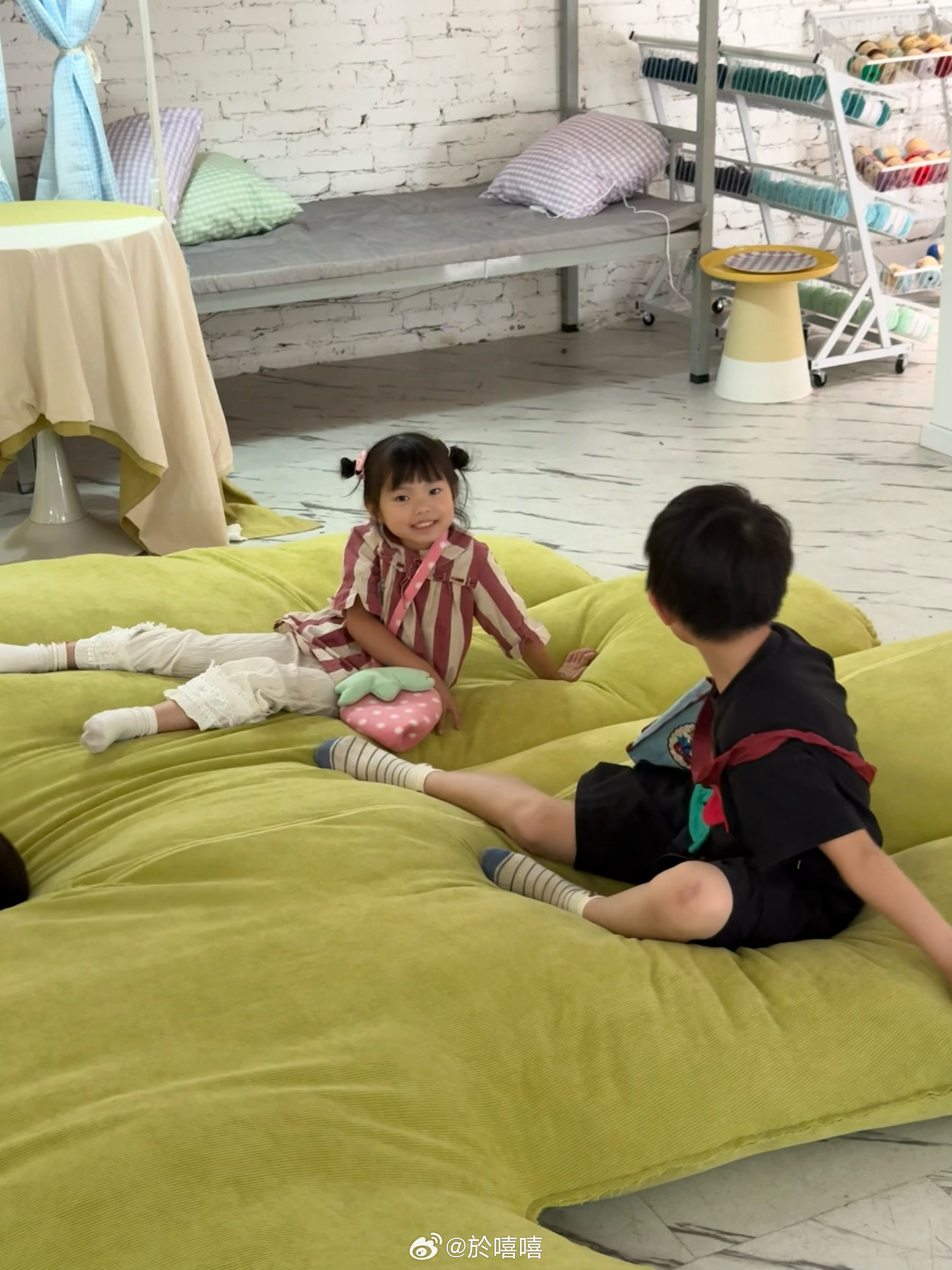现在一个人拍照还是很有活力的样子一沾小孩就很命苦的样子了