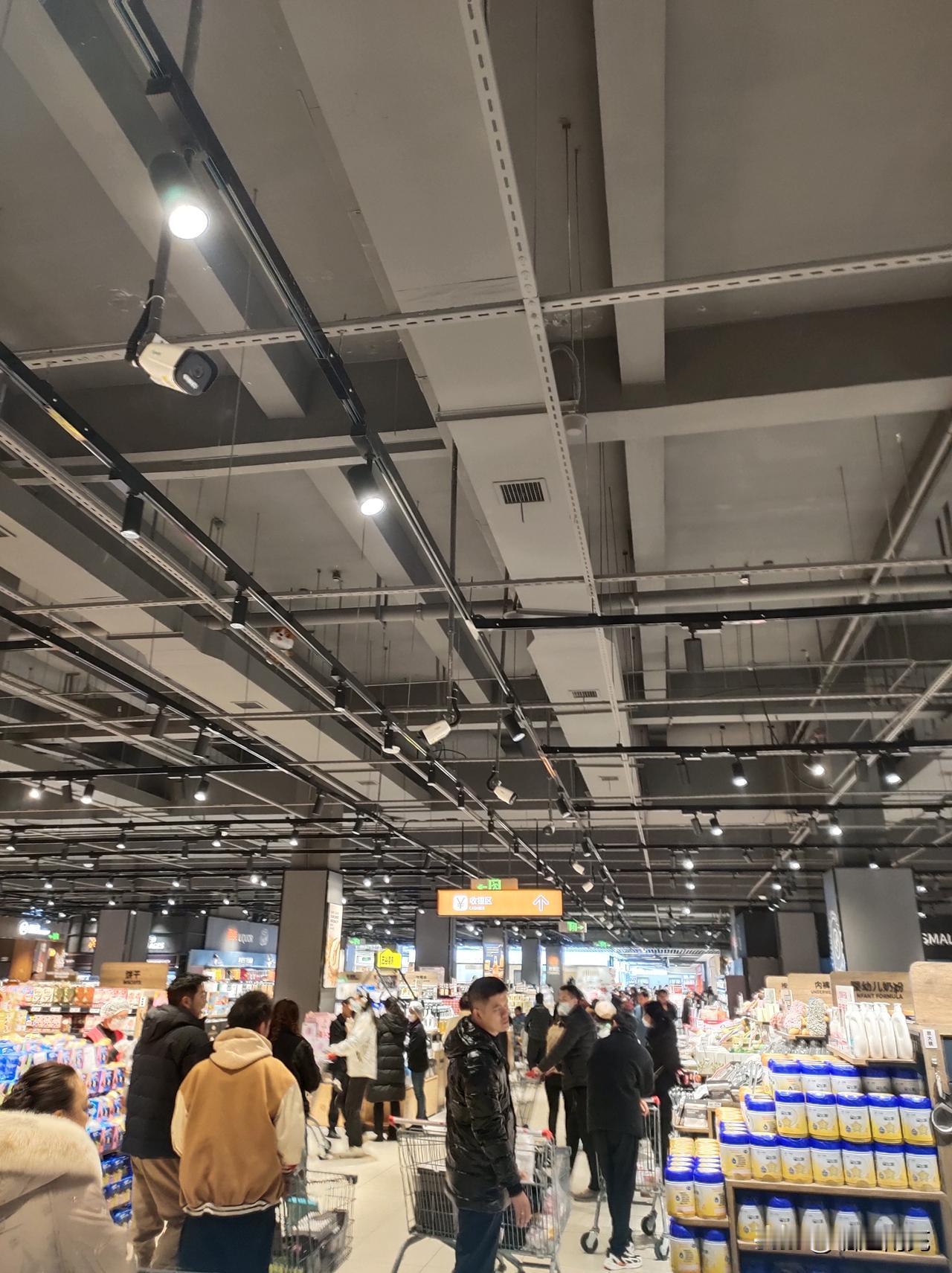 不少网友说某超市胖改后生意会不好，现在看看呢，你觉得这人气如何？摄于周一