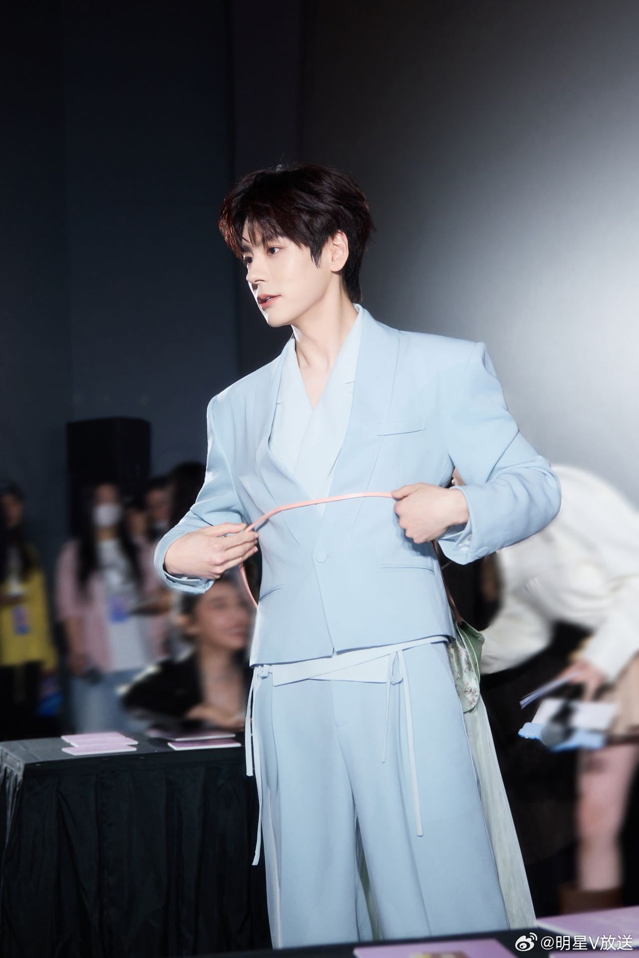 魏哲鸣直播 从近况、工作到角色，认认真真跟大家聊天互动，全程温柔又接地气，完全没