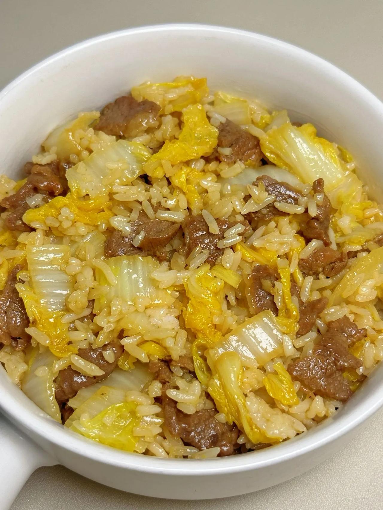 吃腻了外卖的重盐，重油，重味道，那么来试试我的这个清爽拌饭吧！
只需要牛肉，娃娃