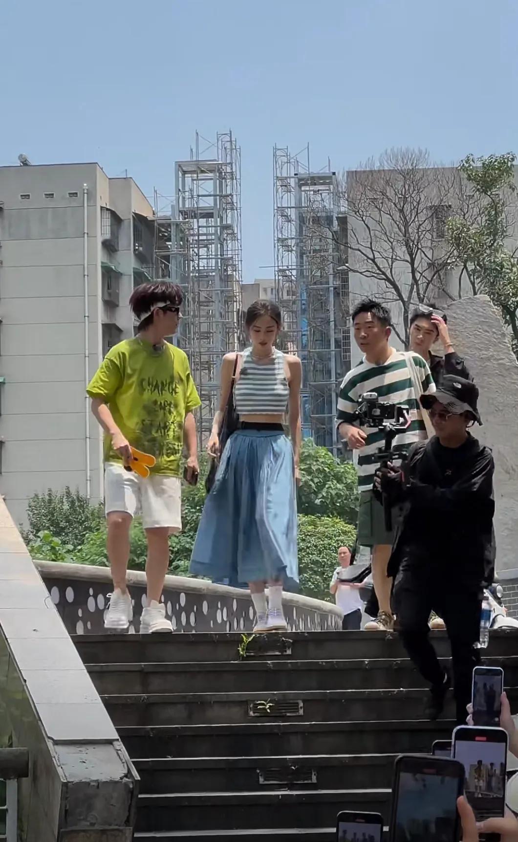 长沙偶遇古力娜扎
娜扎真是人群中一眼望过去的大美女呀
这身材比例也太好了
皮肤白