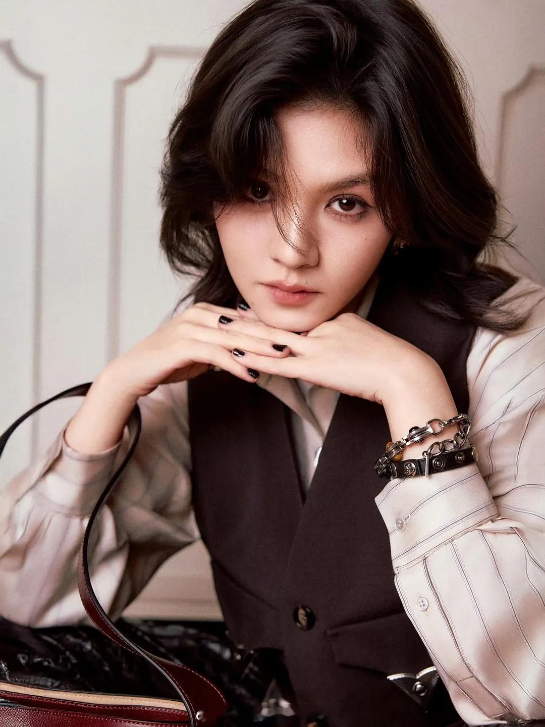 春夏资源降级也太夸张了吧，从Prada代言人变成范思哲品牌挚友。好歹也是三金影后