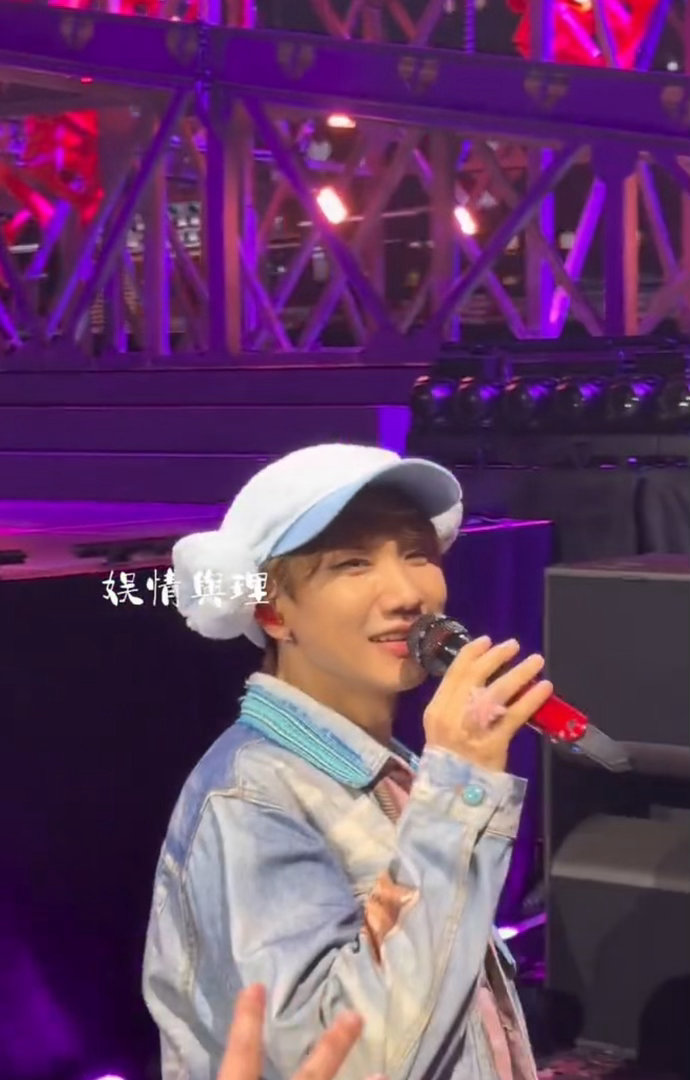 汪苏泷今天不握手了 今天不握手，但笑容和目光没有缺席。汪苏泷用点头和挥手完成了另