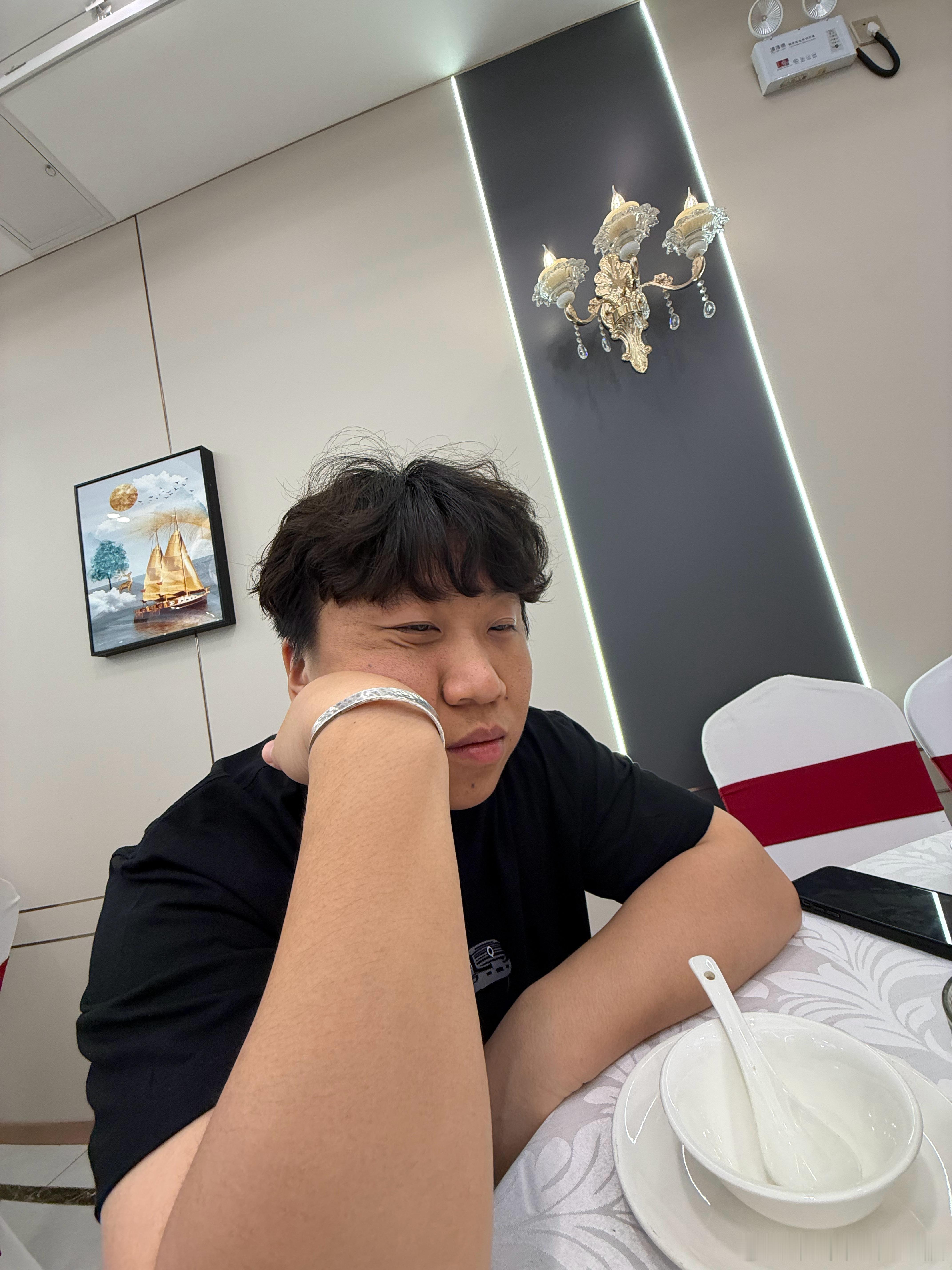 天下第一好摄像 早上起来要忙着写脚本 我跟土豆说帮我打包一份酒店的早餐！结果这个
