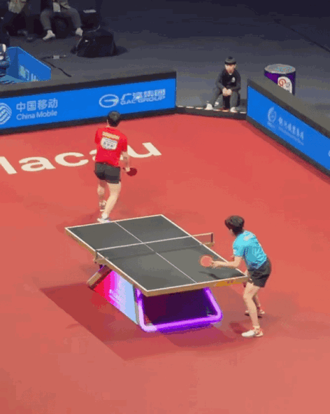 今日乒乓球男团决赛焦点战，王楚钦再次败给樊振东，王楚钦用头撞球桌表现的很懊恼。