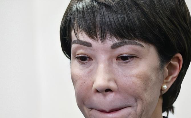 日本这回，是真的坐不住了！日本近期的紧张情绪已经彻底摆上台面，一场看似普通的海域