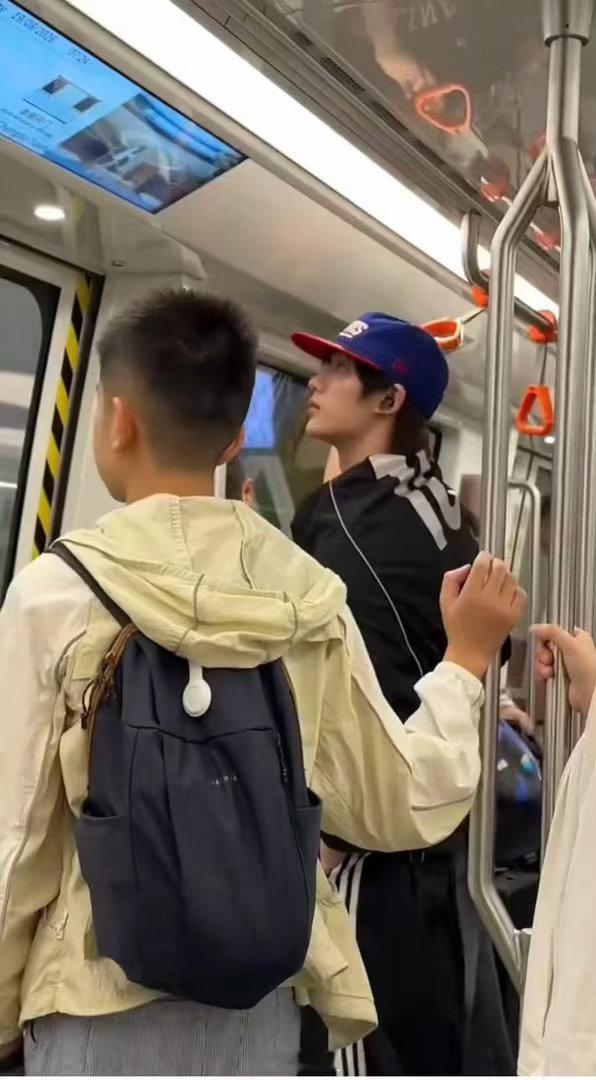 丁程鑫坐地铁被偶遇  丁程鑫坐地铁被偶遇，好帅气的侧颜，放假在家玩的开心呀~ 