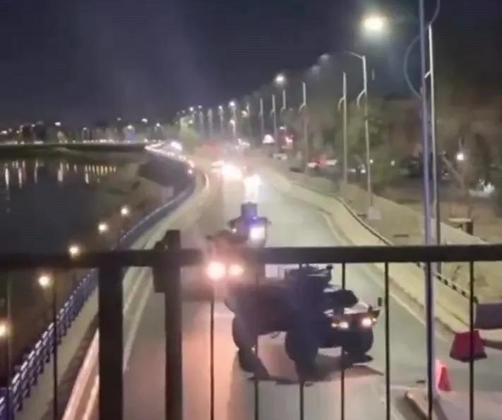 沙特对美国掏心掏肺，去年还要增加1万亿美元的安保费，可是美国却偷偷把美国驻沙特大