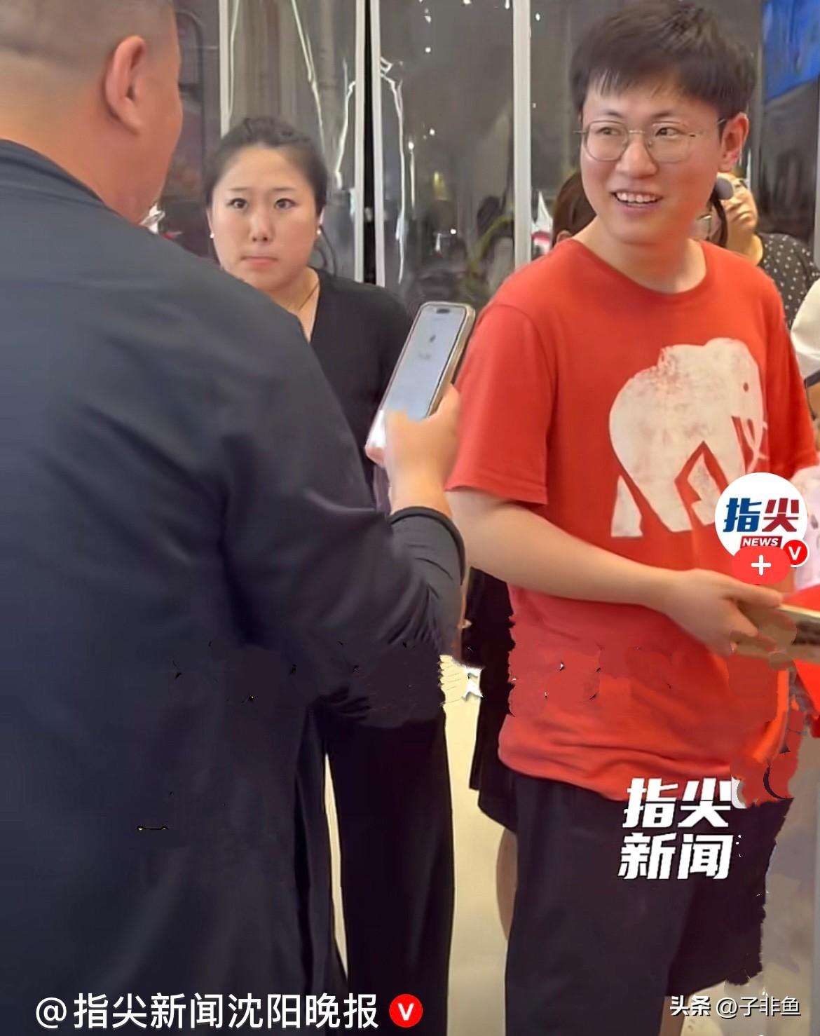 近日，辽宁沈阳王文龙先生在餐厅站牌旁等候出餐，看到了一个前来买奶茶的小男孩，小男
