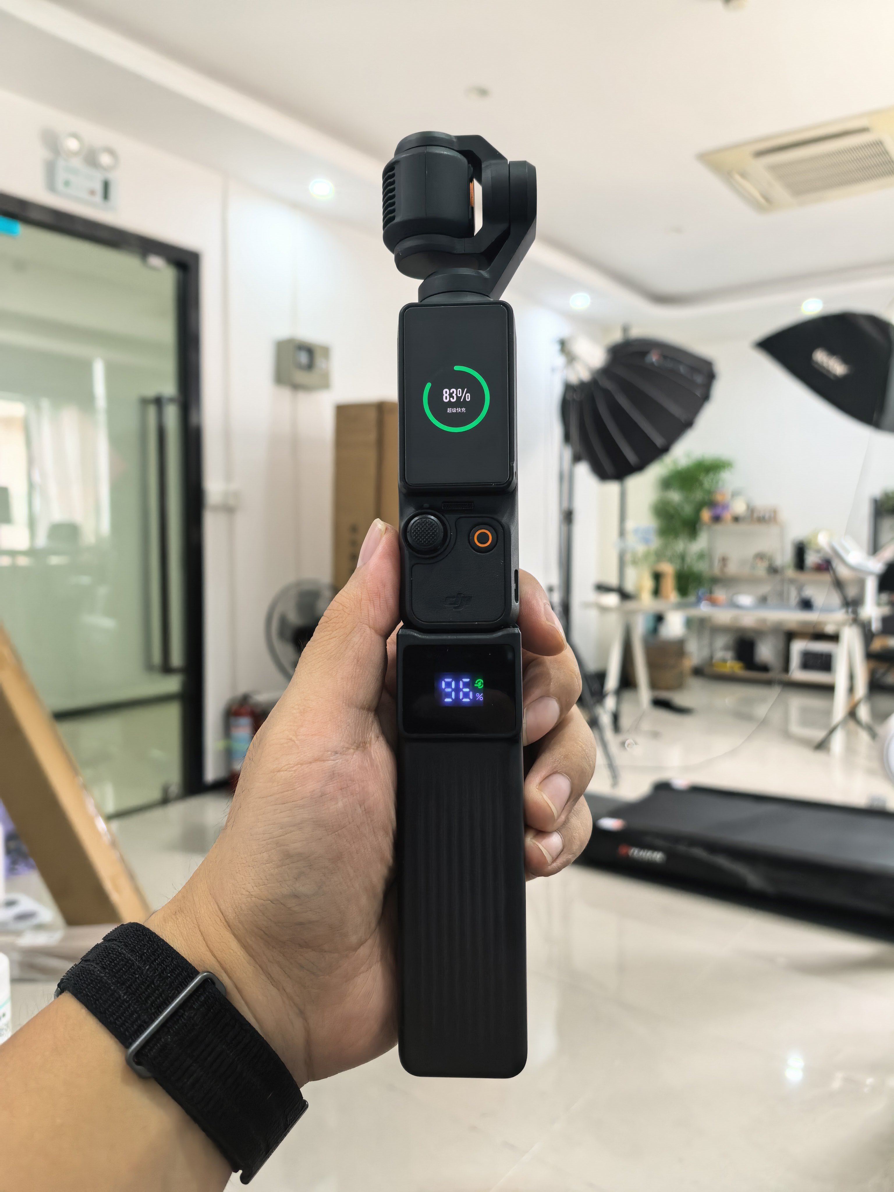 给老将pocket3加了个续航手柄，还能坚持哈哈等这个月的Pocket4 Pro