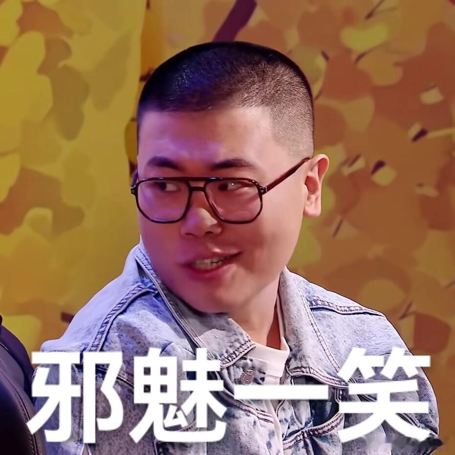 吕严好像慢一秒就要饿死了 出餐铃一响，吕严的干饭 DNA就动了！脚下步伐飞快，嘴