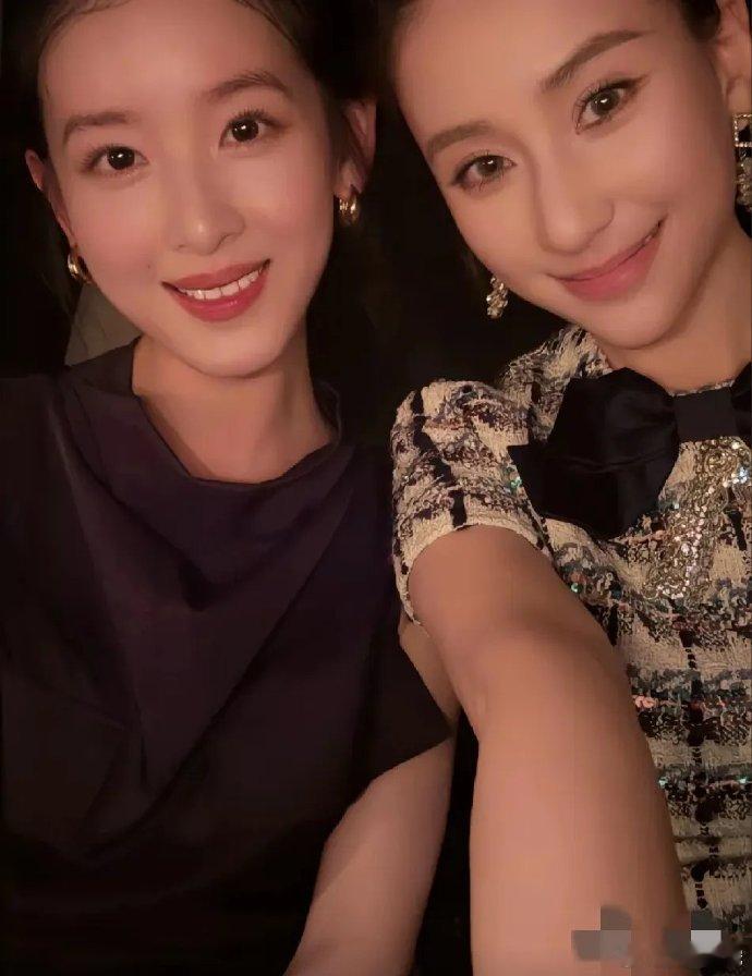 何超莲俏皮灵动，钟情闪亮物件，尽显千金少女风；章泽天温婉优雅，偏爱精致配饰，展露