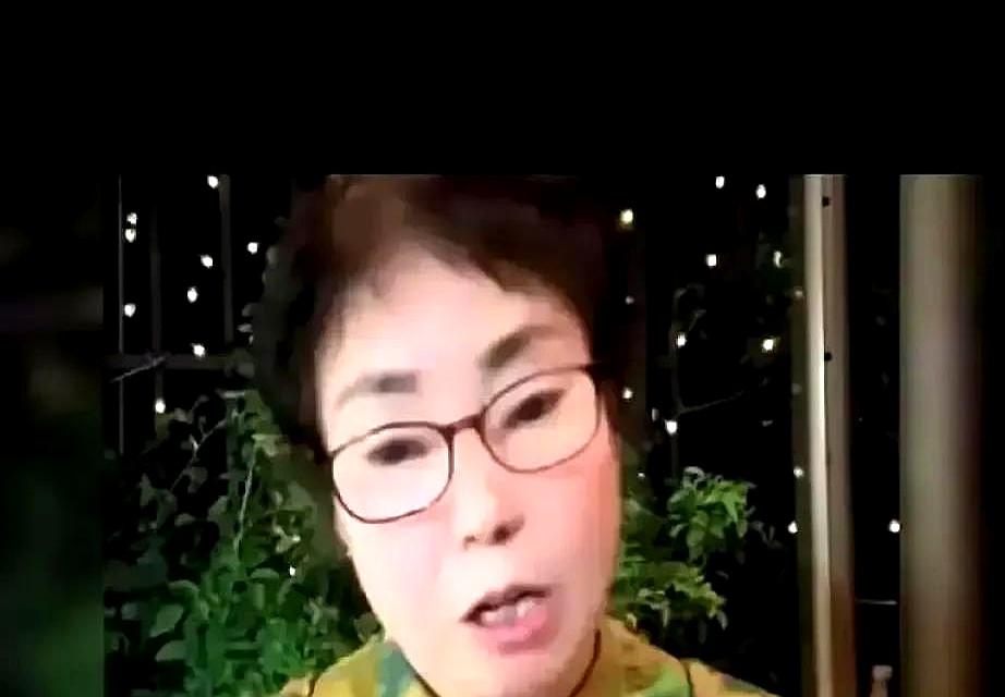 喜梅在直播间哭到说不出话，六百万人同时在线看她崩溃。
 

他把丈母娘连夜送去车