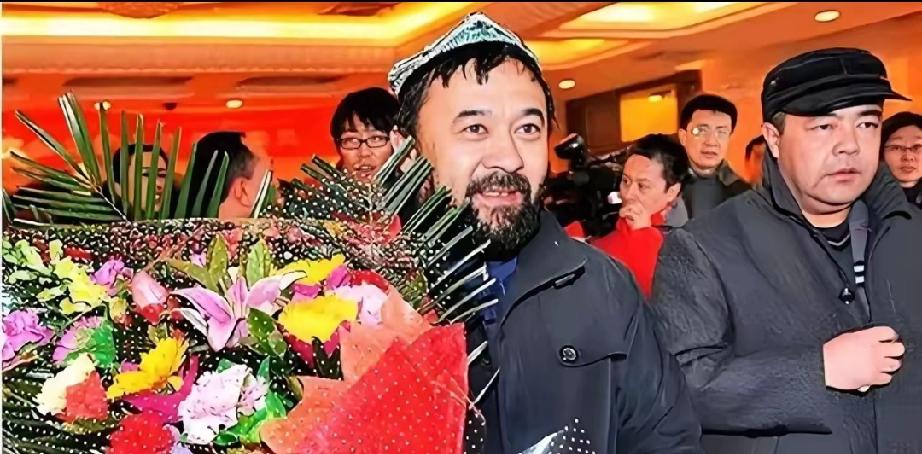 新疆一男子退伍后，在贵州卖羊肉串8年，每串利润不到3毛钱，不料，男子竟将辛苦攒下