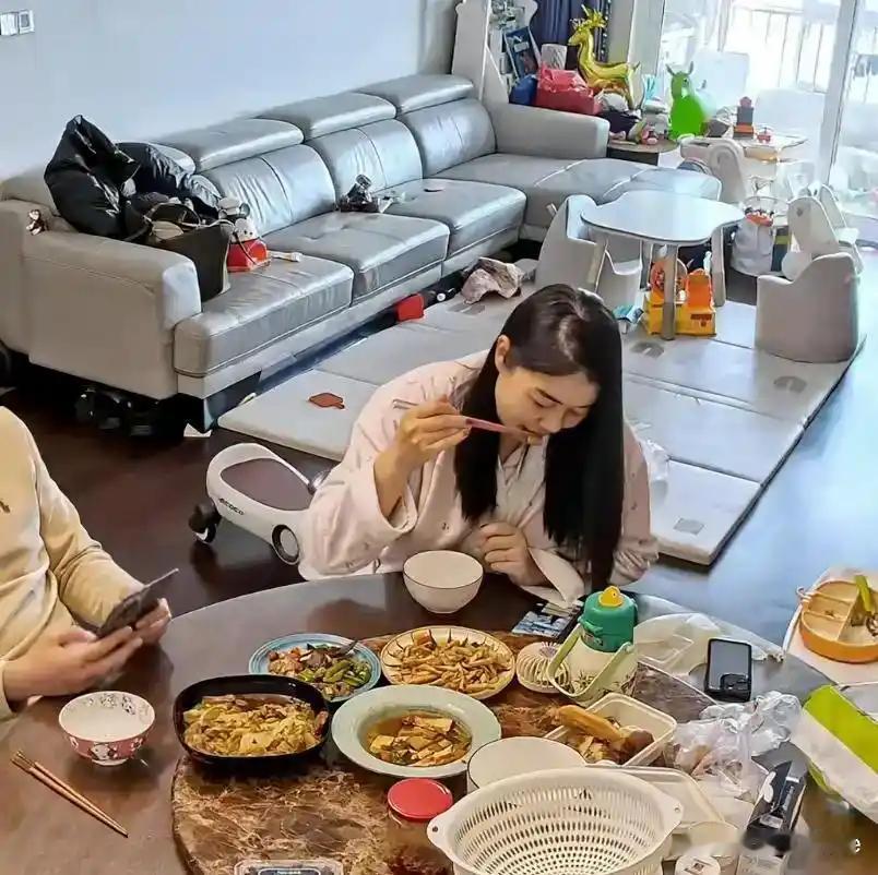 1月11日那天，窗外的冬阳透过玻璃在瓷砖上投下菱形的光斑，妻子望着手机里那条"因