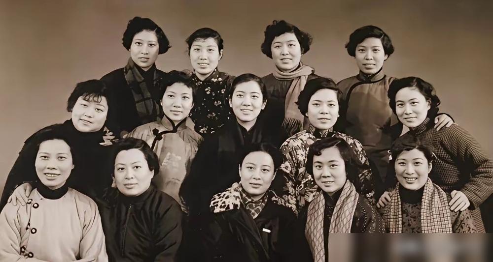 越剧十姐妹合影轰动，当年她们真没内斗抢角？你恐怕想不到。
当年黄金大戏院，她们