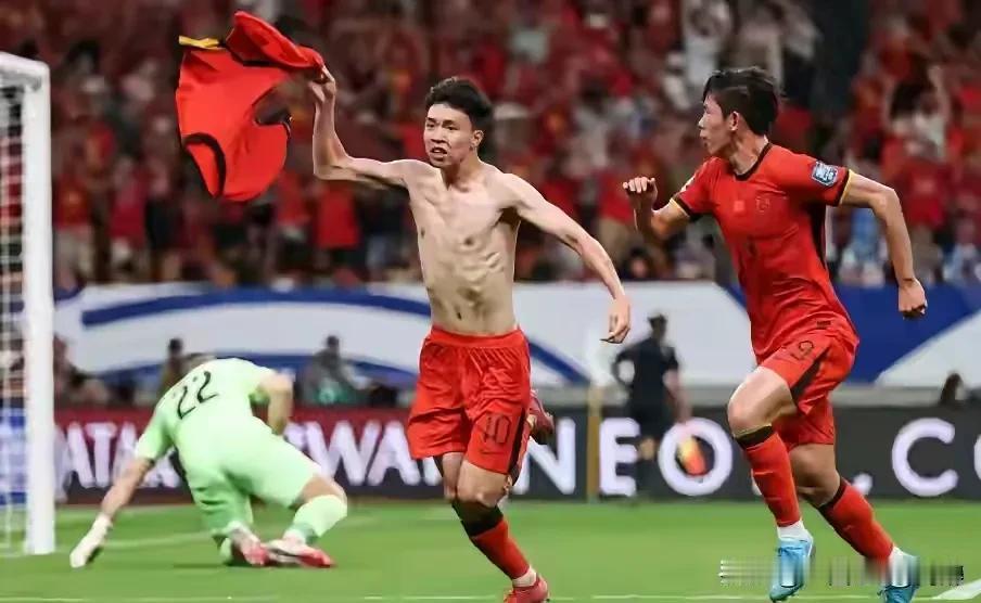 王钰栋进了个点球何以如此狂喜？
尽管国足早已无缘世界杯，但是最后一场世界杯亚洲区