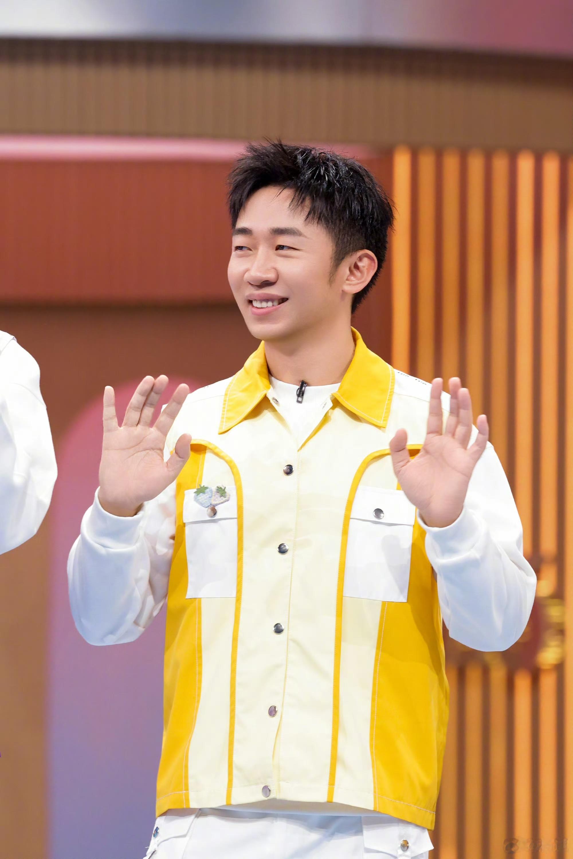 杨迪晒和网友的聊天记录 发现杨迪能在各种综艺里屹立不倒，是因为他的应变和情商很强