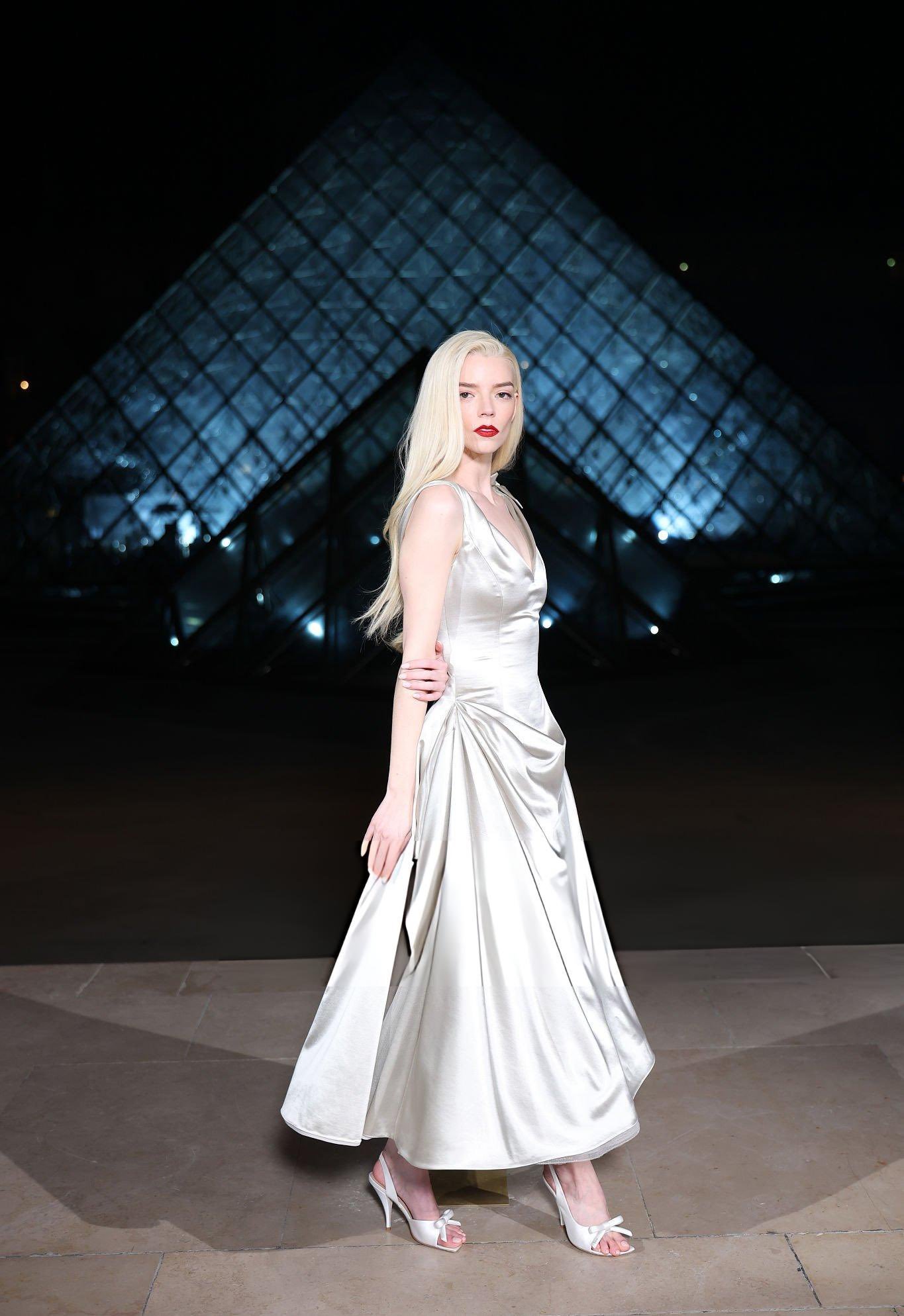 安雅·泰勒-乔伊出席巴黎卢浮宫慈善晚宴（Le Grand Dîner du Lo