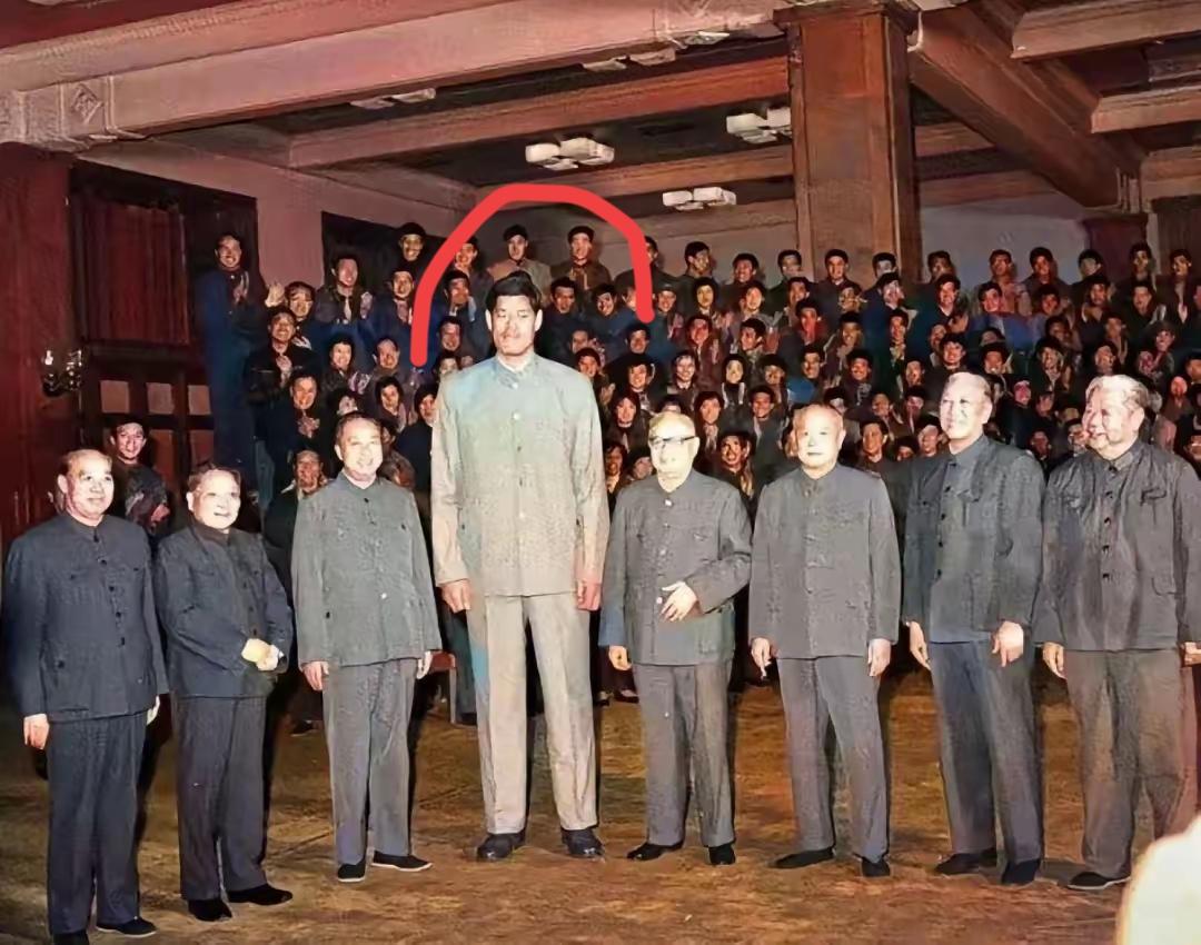 看到这张老照片很好奇！这个大高个子能和这么多领导人合影，身份应该也不简单吧？谁能