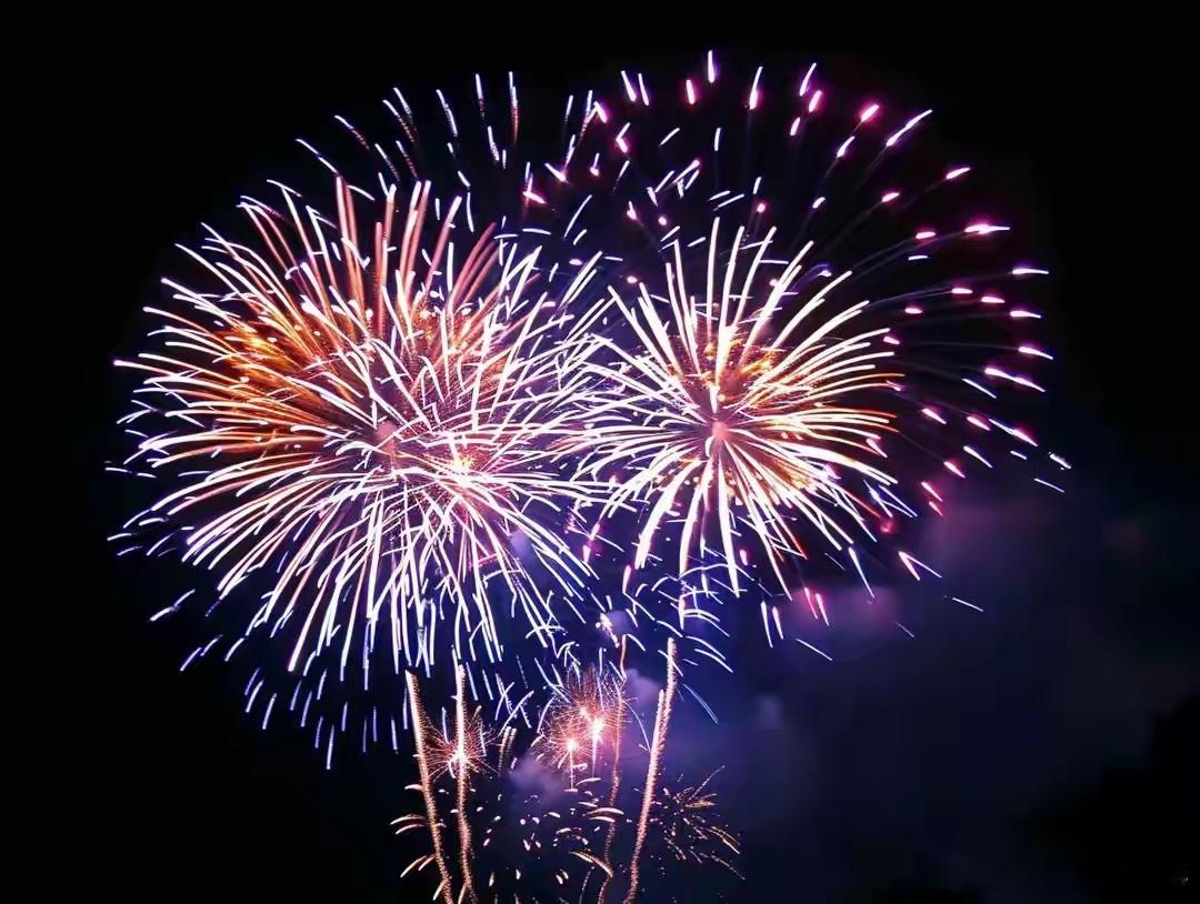 当代人都开始在地铁站许愿了  年味随风漫街巷，岁暖人间盼新章。春节的脚步越近，心