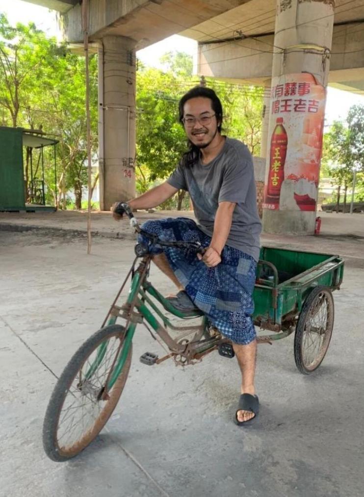 现如今，“985硕士就是白领精英”成了一种普遍观念。
 
你绝对想不到，武楷斯竟