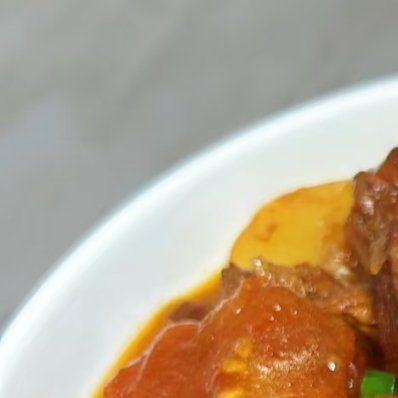 🌟食材：牛腩一斤、番茄两个🌟做法：▪️牛肉洗净切块，冷水下锅（⚠️很重要！）