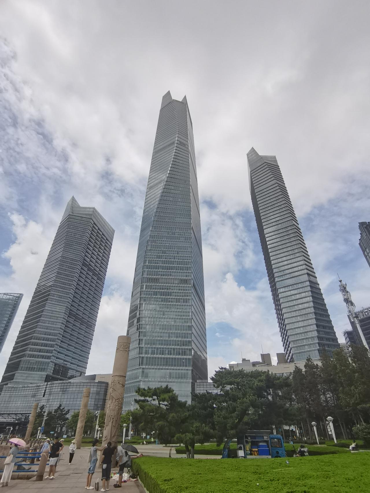 听涛观海，吹着海风，感觉凉爽了许多。远眺进出港口的远洋巨轮，近看游艇帆船飞艇来回
