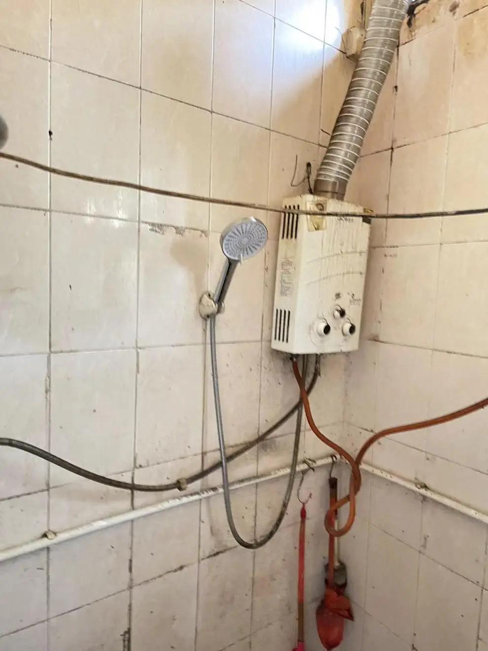 前天才回家，昨晚和老婆洗鸳鸯浴，两夫妻都煤气中毒，还好女的获救了，男的永远定格在