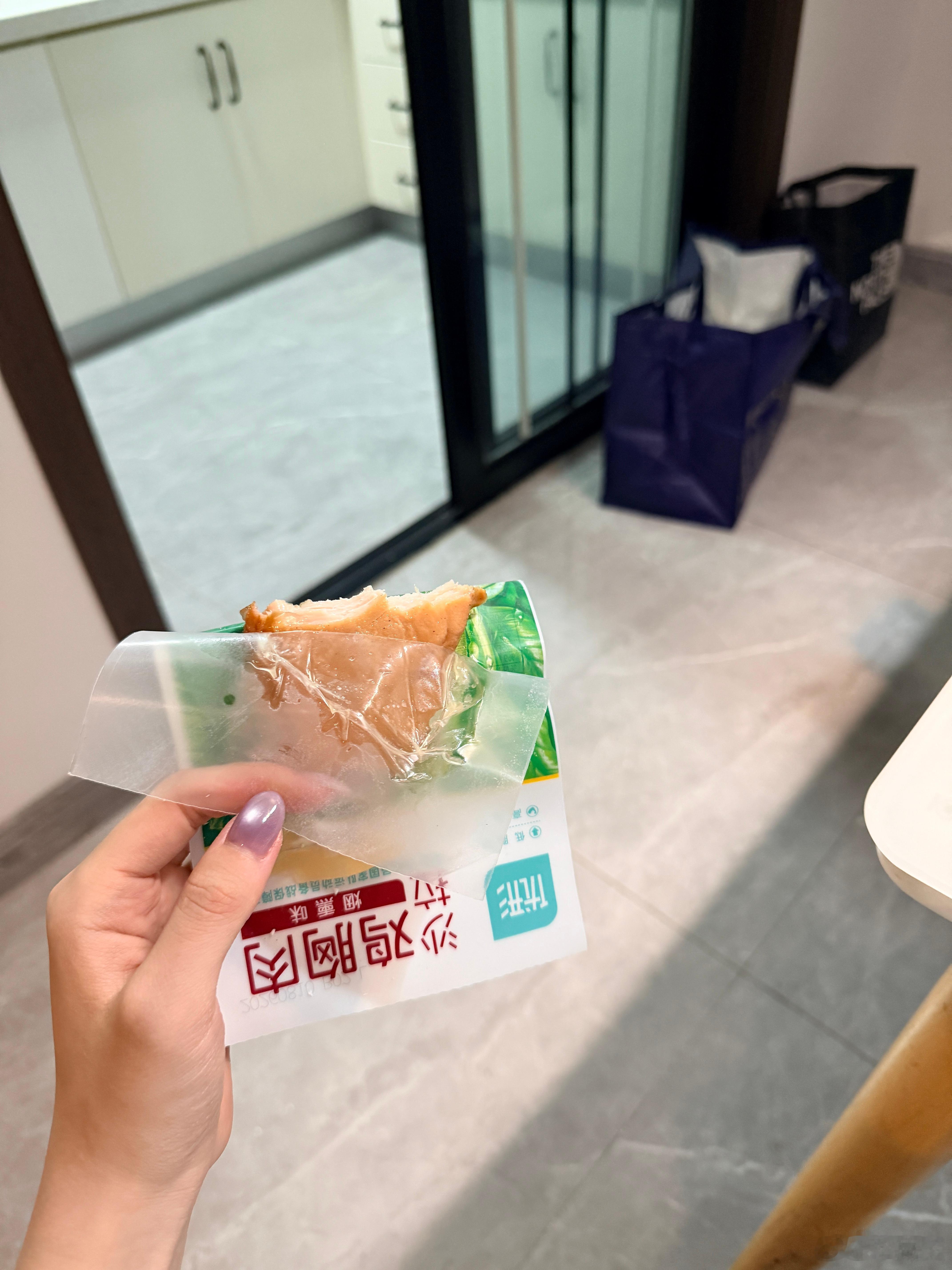 今日一餐还有个碱水面包忘记拍了打开冰箱都是这些哈哈哈哈哈 