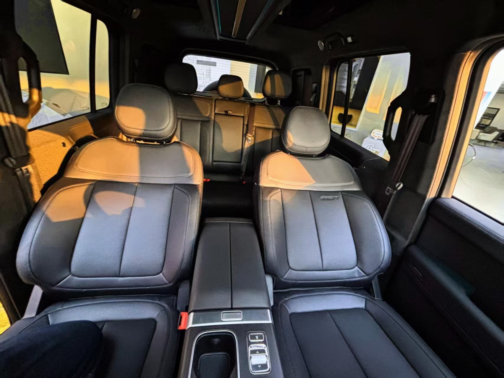 快充速度挺给力，听说半小时能从30%充到80%，补能效率高，临时有事出门也不慌。