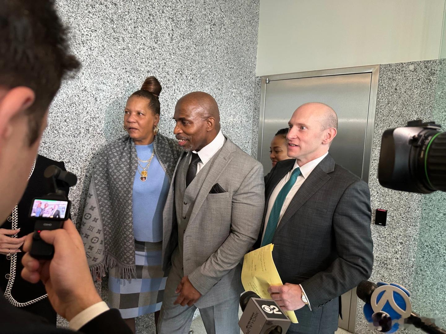 【纽约男子因未犯抢劫罪入狱19年后获释】[绝大多数美国冤假错案当事人是有色人种，