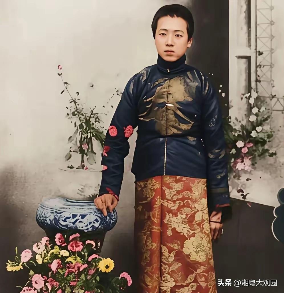 知道照片上的这个美少年是谁吗？相信很多人都不知道！他就是周恩来周总理！

这张照