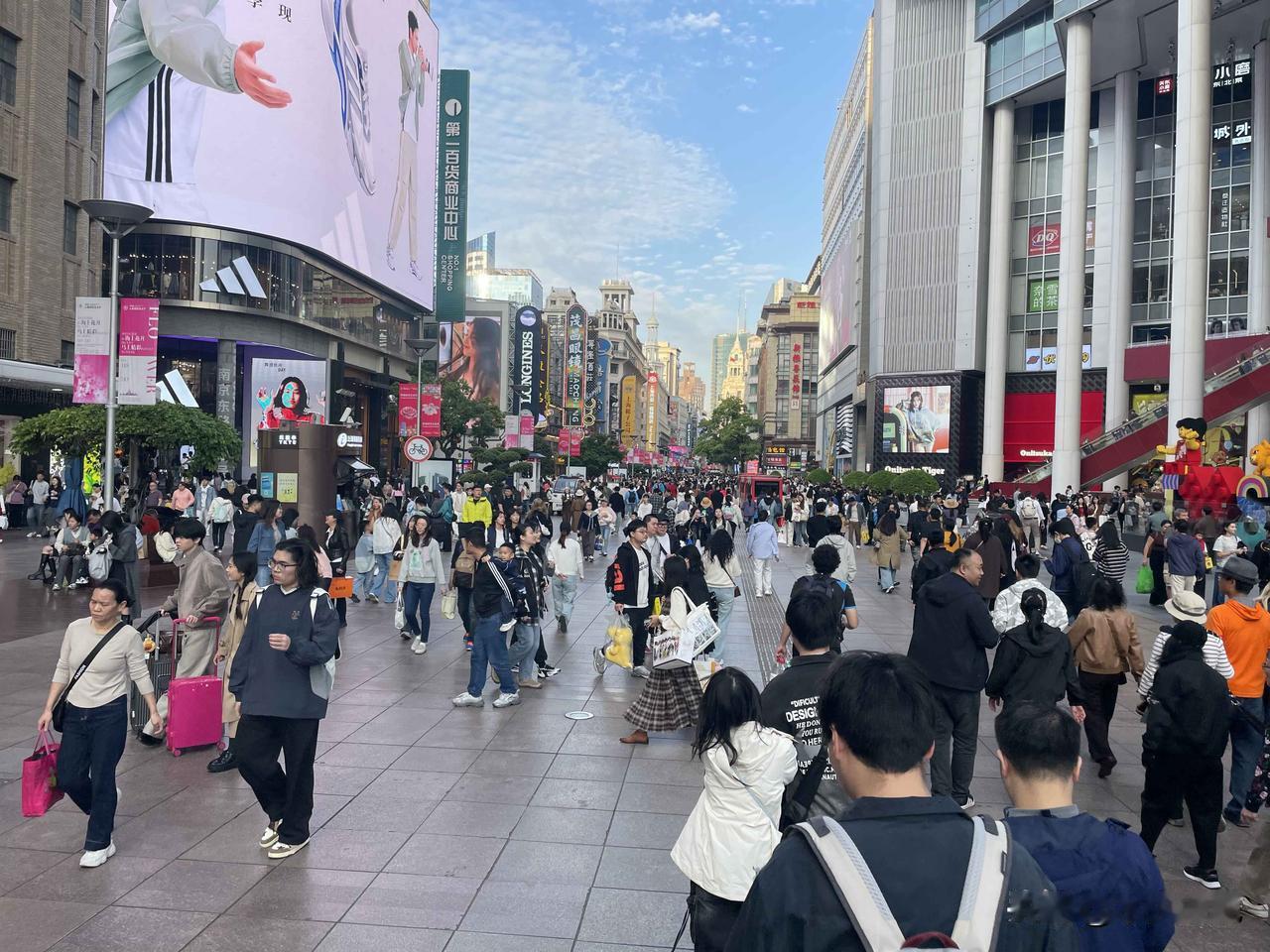 时隔5年，再来南京路步行街，不愧是小江汉路，人山人海！