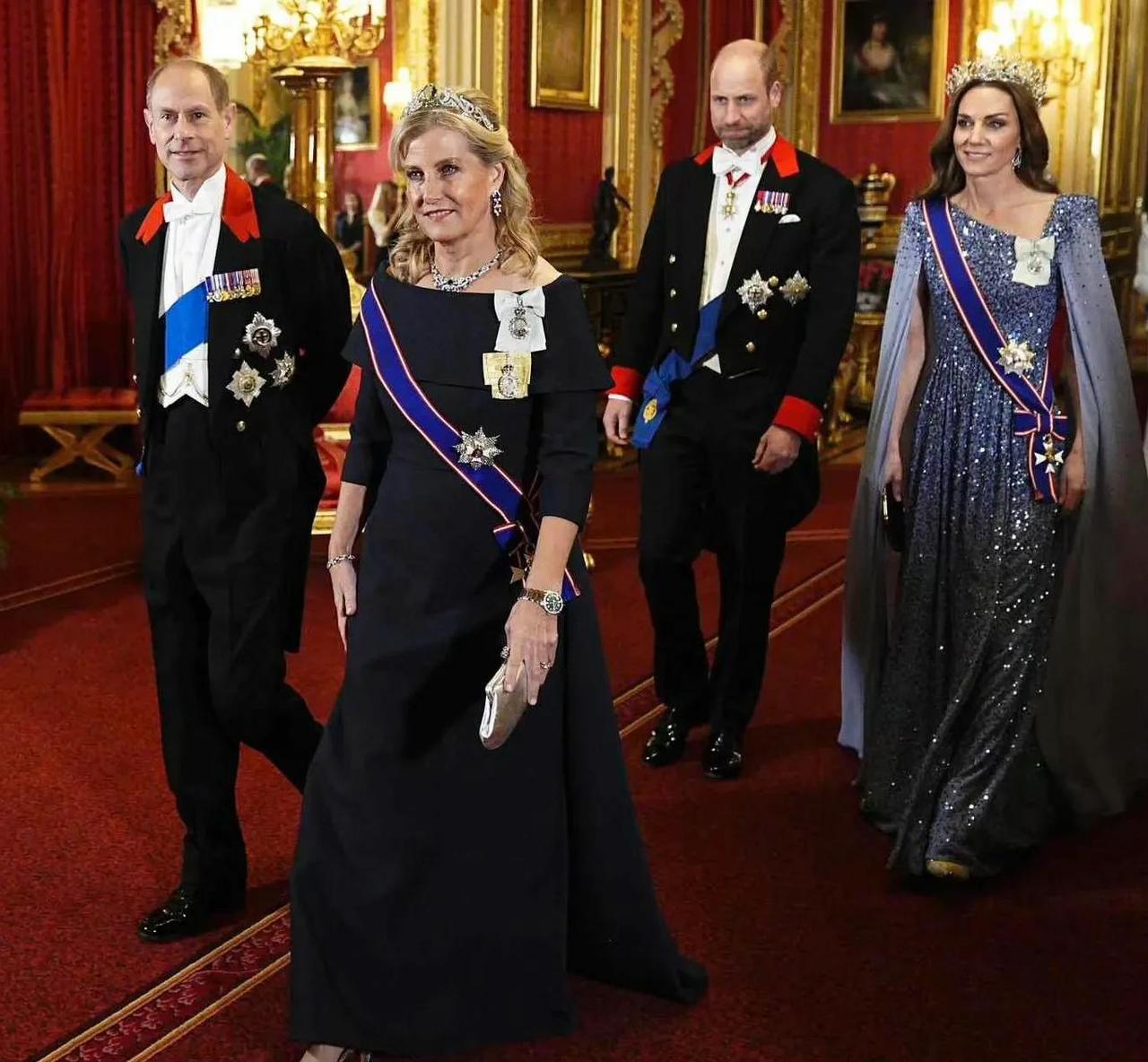 凯特在晚宴上解锁新皇冠！[666]
这款皇冠迄今已有近二百年历史，
是英国王室第