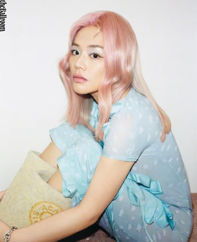 马思纯晒粉发大片 马思纯晒粉发大片，这是从来没见过的小马！粉发红皮衣未来感十足啊