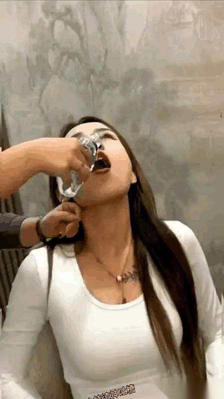 男同事刚把酒杯从她嘴边拿开，满满一杯，一口闷了。
下一个瞬间，她人就站起来了，当