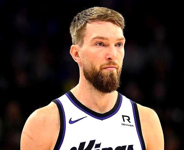 国王队这波操作，直接把球迷看懵了——刚凑齐拉文德罗赞威少的“老年版三巨头”，转头