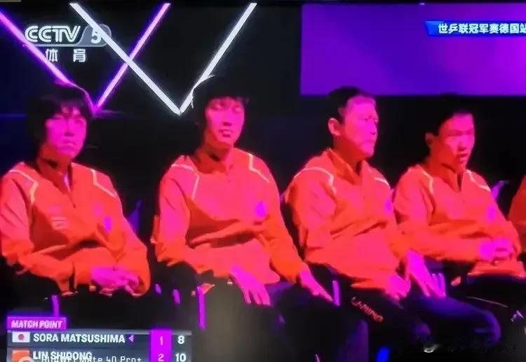 王楚钦有四个想法
感觉向鹏和刘志强在交流着什么，
而王楚钦还是表情凝重，专注地看