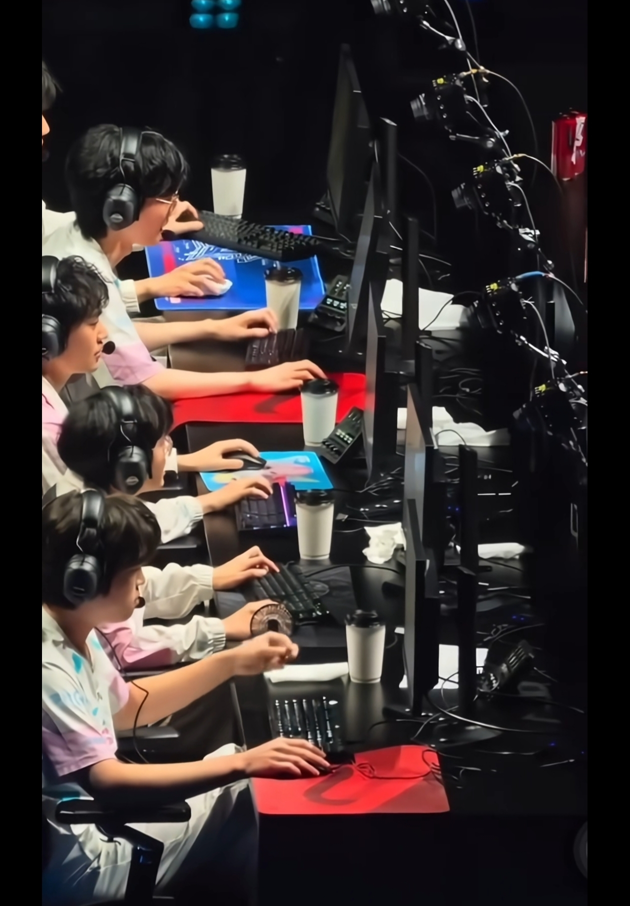 bin感觉无欲无求了比赛期间键盘键帽飞出来了也不喊暂停TES对战IGS16资格赛