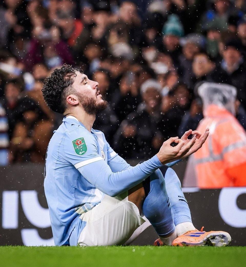 谢尔基踢球时想象力十足，但庆祝动作显然缺乏创意，只能模仿哈兰德了！在曼城2-0战