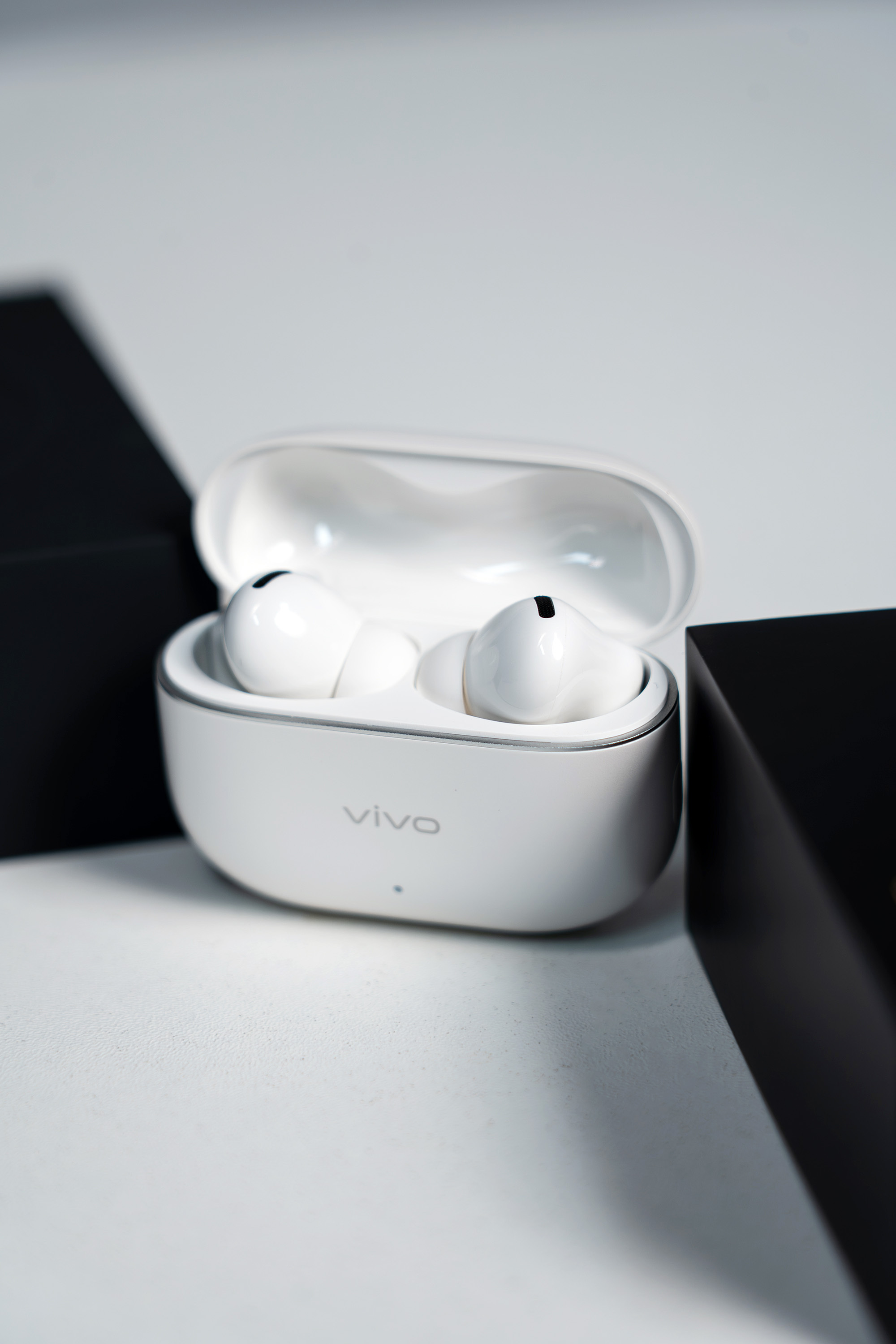vivo TWS 5 Pro 到手听了几天，颜值在线，声音也很有惊喜。洁白机身很