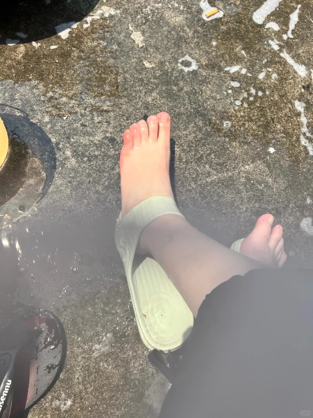 泼水节穿拖鞋的下场昨天从香格里拉赶到芒市过泼水节，刚收拾好出门，打不到车，打算骑