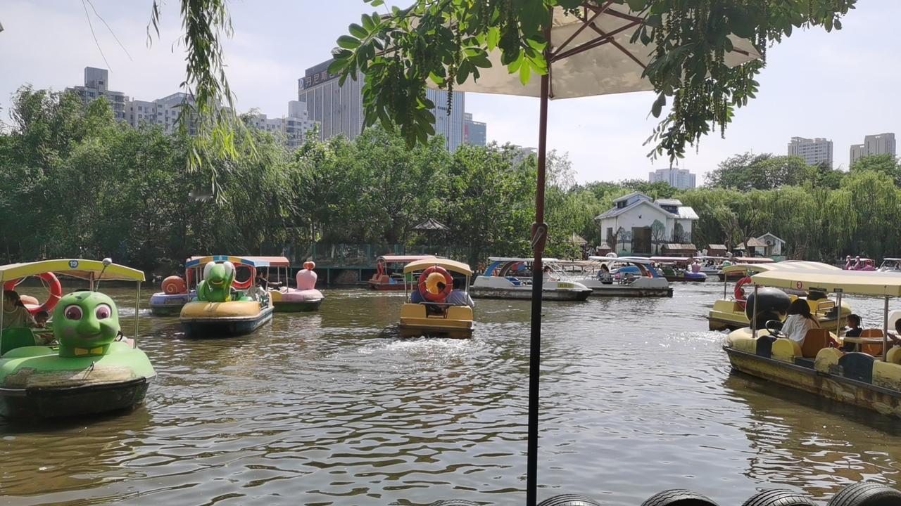 我想问问学法律的网友！
假如有一天，我朋友牵着别人老婆的手逛街游玩，突然被她老公