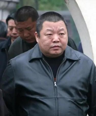 2003年，歌手臧天朔因河北廊坊一家迪吧的股份债务纠纷，授意手下纠集近百人持械斗