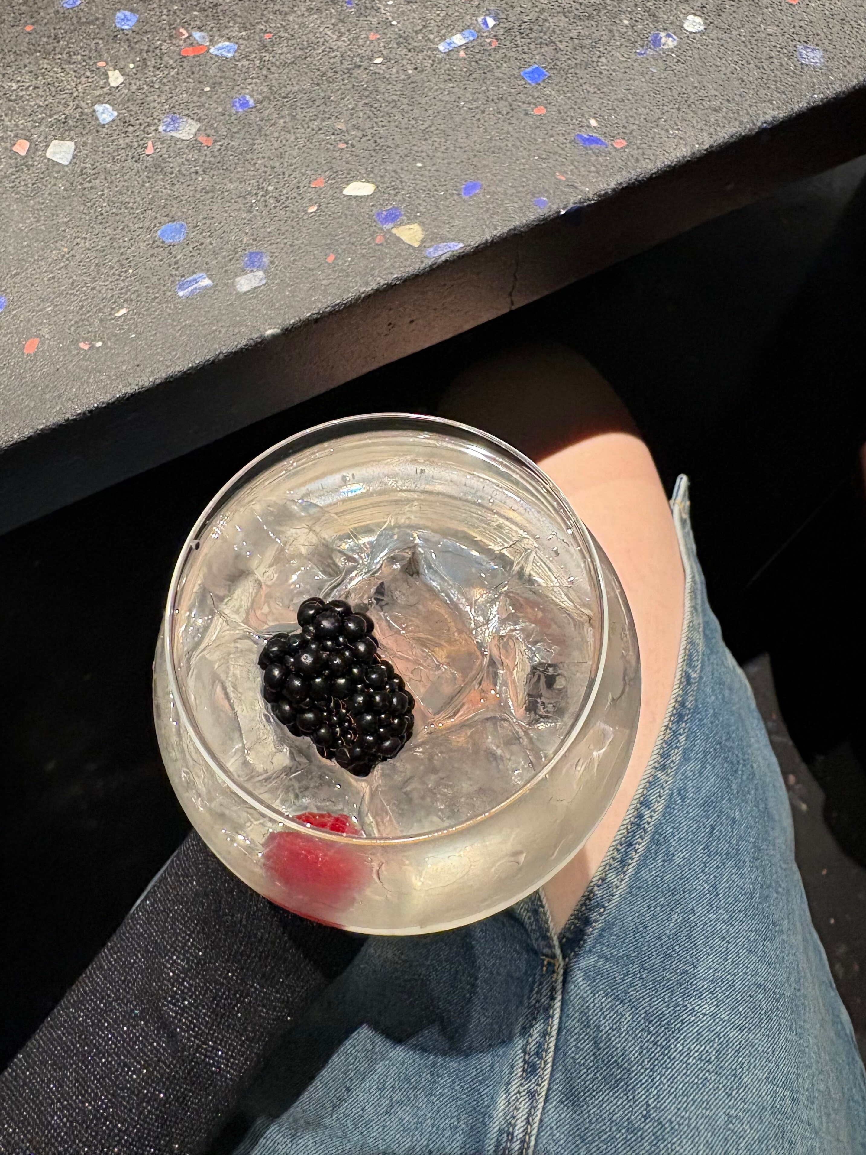 我理想的生活是:出门有个买单的,回家有个做饭的,睡觉有个暖被窝的,外面有个挣钱的