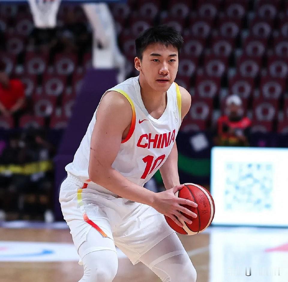 王俊杰，是中国男篮新生代锋线里下限极高、上限可期的球员。今年21岁，身高2米06