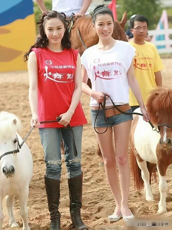 以前没get到佘诗曼的颜值，但狠狠get到她的腿。她的腿型也太优越了，穿这种低腰