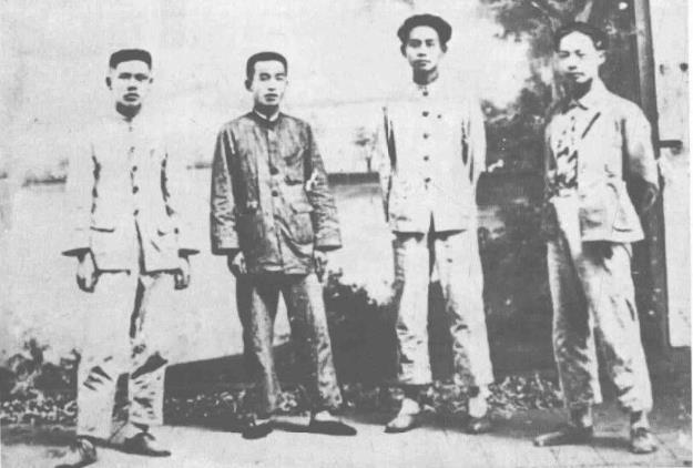 1929年6月19日，红四军党代表毛泽东(右二)、军政治部士兵委员会主任陈毅(右
