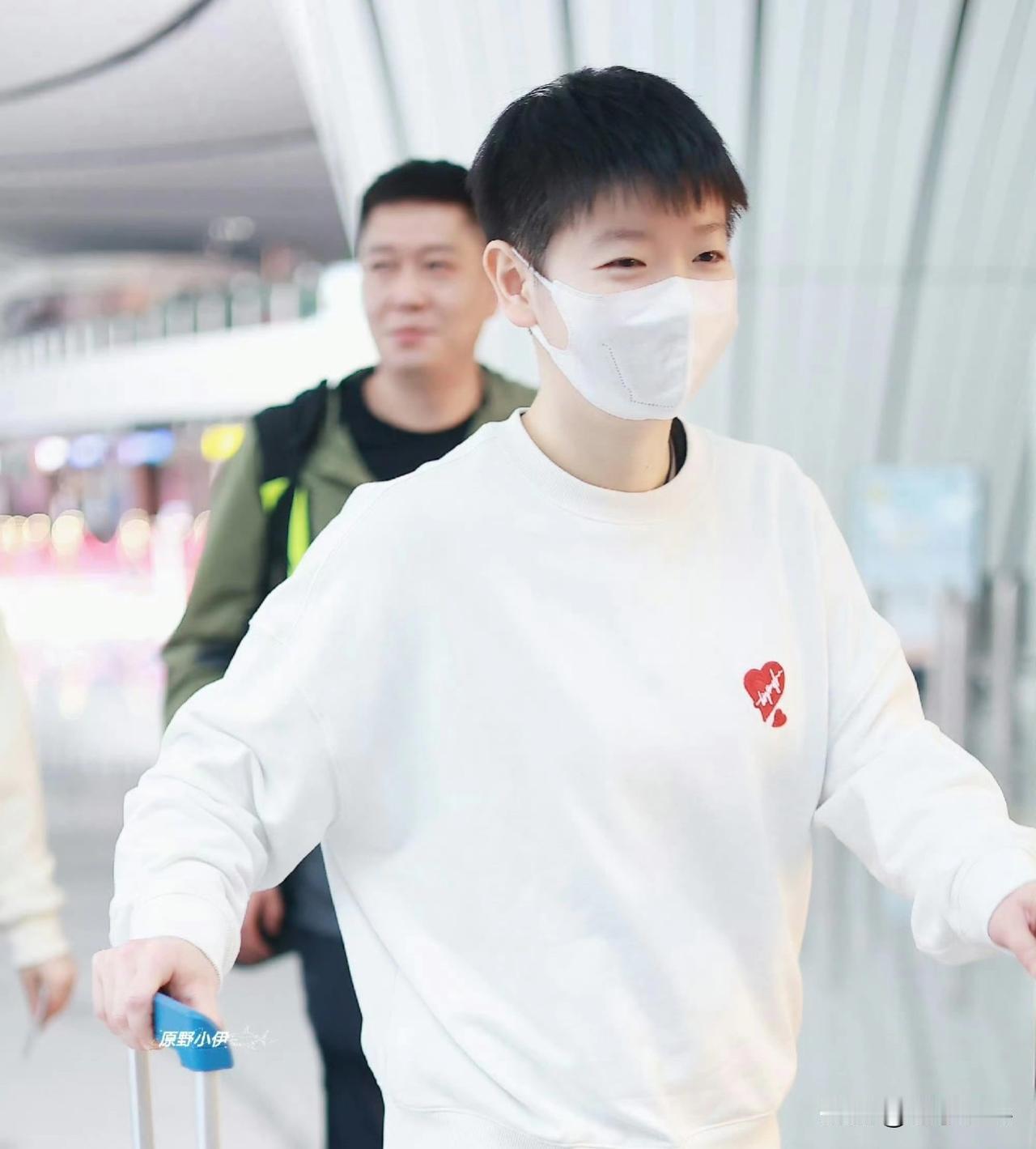 国乒出发澳门世界杯
#马龙# 笑不活了，龙队的口罩上下里外都戴反了
#孙颖莎# 